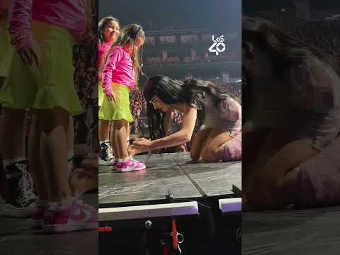Lee más sobre el artículo Katy Perry ata los cordones a una niña en pleno concierto 😂👟 | LOS40