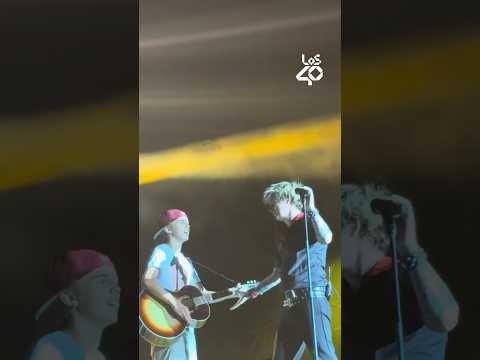 Lee más sobre el artículo Billie Joe de Green Day echa a un fan del escenario por tocar Wonderwall 😂 | LOS40