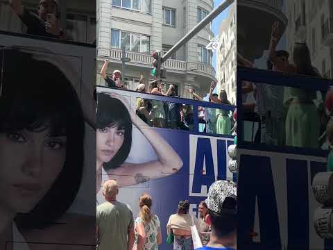 Lee más sobre el artículo El autobús de AITANA ya recorre las calles de MADRID 😱🦋 | LOS40