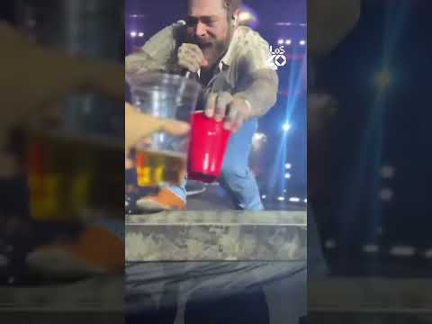 Lee más sobre el artículo La caída de Post Malone al intentar brindar con un fan 😳🍻