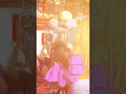 Lee más sobre el artículo KAROL G sorprende a sus fans saliendo a cantar en Pueblito Paisa, Medellín 👯‍♀️ | LOS40