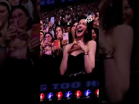 Lee más sobre el artículo Sabrina Carpenter arresta a Anne Hathaway en mitad de su concierto 😳👮‍♀️